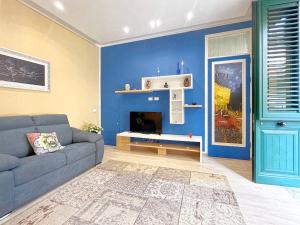 Sala de estar azul con sofá y chimenea en Solemar Sicilia - Casa Valguarnera, en Bagheria