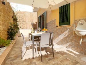 comedor con mesa, sillas y fregadero en Solemar Sicilia - Casa Valguarnera, en Bagheria