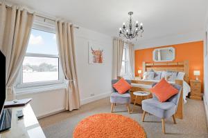 1 dormitorio con 1 cama, mesa y sillas en White Rose Guest House en Filey