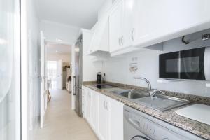 A kitchen or kitchenette at Egeu