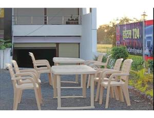 een groep tafels en stoelen voor een gebouw bij T24:Hotel & Restaurant, Ujjain in Ujjain