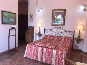 um quarto com uma cama e uma fotografia na parede em La Capanna di Giuseppe e Maria em Taormina