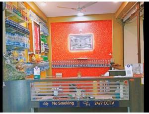 een winkel met een rookvrije bar in een winkel bij T24:Hotel & Restaurant, Ujjain in Ujjain