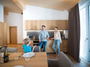 Una cocina o cocineta en All-Suite Resort Paznaun inklusive Silvretta Premium Card