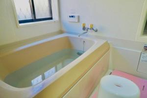 uma casa de banho com banheira e WC em Foresta Karuizawa 3 em Miyota