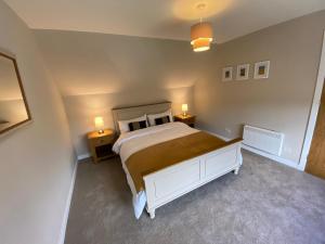 1 dormitorio con 1 cama grande y 2 lámparas en Croft@42 en Vatsker