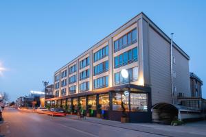 a building on the side of a street at La Flora House Hotel in Kocaeli