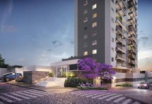 ein hohes Gebäude mit lila Blumen davor in der Unterkunft AP Smart Quirino in Campinas