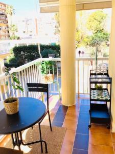 einen Balkon mit einem Tisch und Stühlen auf einer Veranda in der Unterkunft El apartamento de Mar in Torre del Mar