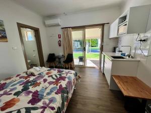 1 dormitorio con 1 cama y cocina con fregadero en Cootamundra Caravan Park, en Cootamundra