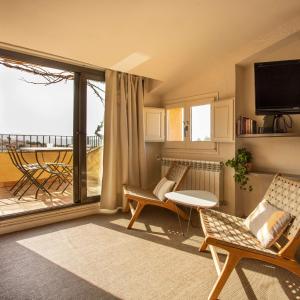 un soggiorno con vista su un balcone di El Cau de Palau a Palau-Saverdera