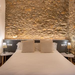 パラウ・サベルデラにあるEl Cau de Palauの石造りの壁のドミトリールーム(ベッド1台)