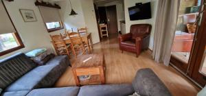 een woonkamer met een bank en een tafel bij Vakantie chalet G5 - Recreation only in Doornspijk