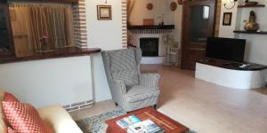 瓦爾瑪德雷拉的住宿－Relais Garden Lecco，客厅配有椅子和电视