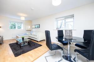 ein Wohnzimmer mit einem Tisch und einem Sofa in der Unterkunft Errigal House, Eglington Road, Donnybrook, Dublin 4 -By Resify in Dublin