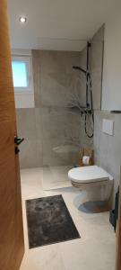 A bathroom at Appartement Waldzauber