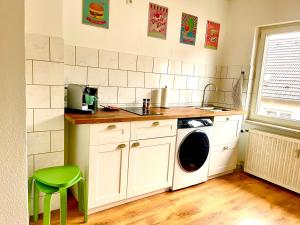 オーバーハウゼンにあるZuhause im Ruhrgebietのシンクと洗濯機付きのキッチン