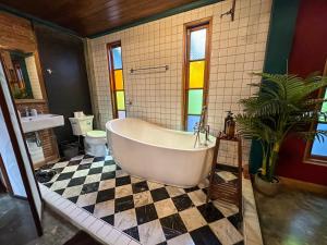 łazienka z wanną, toaletą i umywalką w obiekcie T-House BKK 2Floors near BTS with swimming pool and free Wifi w mieście Klong Toi