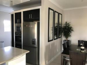 Η κουζίνα ή μικρή κουζίνα στο Amani Luxe Villa +12 φωτογραφίες