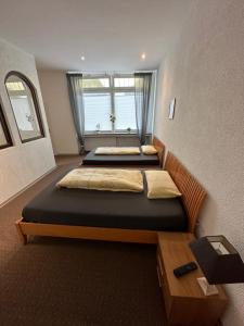 2 camas en una habitación con ventana en Haus Medaillon, en Hamm