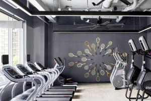 un gimnasio con una fila de cintas de correr y máquinas en Belltown 1BR w Gym Lounge nr Waterfront SEA-229, en Seattle