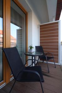 d'une terrasse avec 2 chaises et une table sur un balcon. dans l'établissement Apartbaltic - Platan Tower, à Świnoujście
