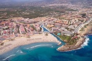 an aerial view of a beach and the ocean at Apartamento con Playa del Arenal a los pies in Platja de l'Arenal