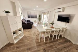 sala de estar con mesa blanca y sillas en Apartamento con Playa del Arenal a los pies en Platja de l'Arenal