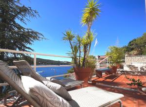 una terraza con sillas y vistas al agua en Holiday Home Arte en Dubrovnik