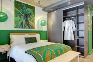 - une chambre avec un lit et un mur vert dans l'établissement WEX1 Private Apartments by Perch Stays, au Cap