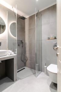 La salle de bains est pourvue d'une douche, d'un lavabo et de toilettes. dans l'établissement Samel Hotel, à Siviri