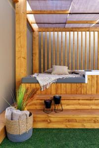 - une chambre avec un lit sur une terrasse en bois dans l'établissement Alma Invicta Almada Premium, à Porto