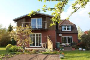 a red brick house with a balcony at Oberdeck in Dierhagen