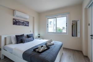 Ένα ή περισσότερα κρεβάτια σε δωμάτιο στο Vox 2-Bedroom Apartment in Larnaca
