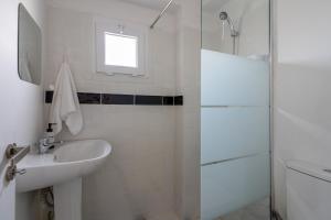 Ένα μπάνιο στο Vox 2-Bedroom Apartment in Larnaca +13 φωτογραφίες