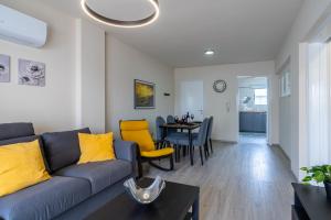 Χώρος καθιστικού στο Vox 2-Bedroom Apartment in Larnaca
