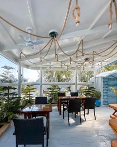Restaurace v ubytování Rushkokaa Beach Villa