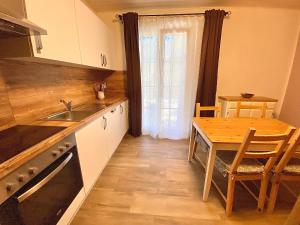 Kuchyň nebo kuchyňský kout v ubytování Vacances à la Ferme des Buffles