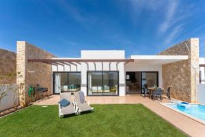 a villa with a lawn and a swimming pool at Villa Hobie Cat in Sagres