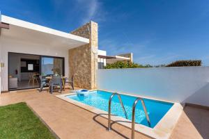 a backyard with a swimming pool and a house at Villa Hobie Cat in Sagres