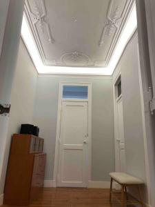 um quarto com um tecto, uma porta e uma cadeira em Angels Homes-n27, 2ºfloor - Bairro Tipico, Centro Lisboa em Lisboa