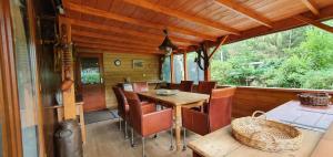 een veranda met een houten tafel en stoelen bij Vakantie chalet G5 - Recreation only in Doornspijk