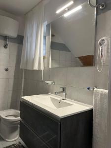 łazienka z umywalką i toaletą w obiekcie Alloggio Pulcinella w mieście Acerra