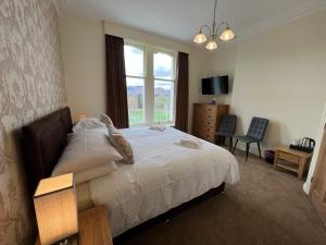 Un dormitorio con una cama grande y una ventana en Brundholme en Keswick