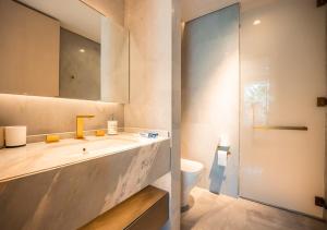 Koupelna v ubytování Luxury 2 BR apartment in the world famous resort