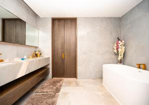 Koupelna v ubytování Luxury 2 BR apartment in the world famous resort