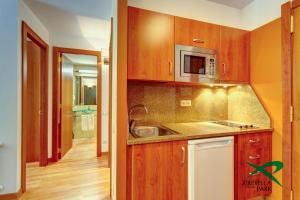 Kuchyň nebo kuchyňský kout v ubytování Apartamentos Xixerella Park Resort