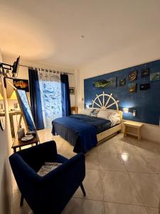 een slaapkamer met een bed en een stoel bij Casa del Palombaro in Le Grazie