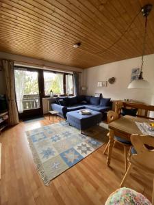 uma sala de estar com um sofá e uma mesa em Ferienwohnung Mattenklotz em Sachrang