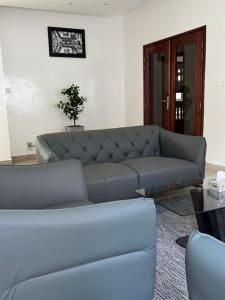 a living room with a couch and a table at Résidence La Renaissance de Dakar in Ouakam